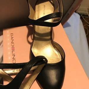 Black leather bandolino strappy wedge size 8